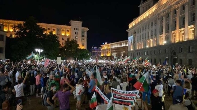 Bulgaristan'da Euroya Geçiş Süreci Kaosla Sürükleniyor: Hükümet İstifa Etti, Halkın Yarısı Karşı