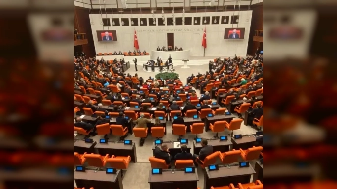 TBMM'de 'Mezar Başında Rakı' Gerilimi: AK Parti ve CHP Arasında Sert Tartışma