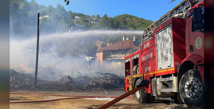 Bartın'da 2 saatte 8 yangın: 1 ev, 3 samanlık ve bir garaj kül oldu