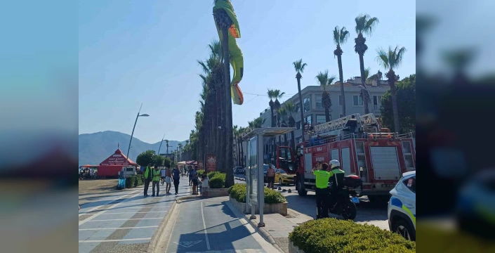 Marmaris'te deniz paraşütü faciası: Palmiye ağacına takılan iki kişi kurtarıldı
