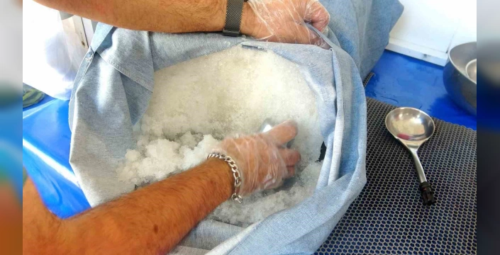 Muğla'da sıcaktan bunalanlar kar helvasına akın etti