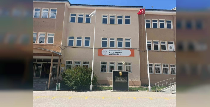 Nevzat Karabağ Anadolu Lisesi'nden büyük başarı: Büşra Nur Şişci Türkiye 82'ncisi oldu