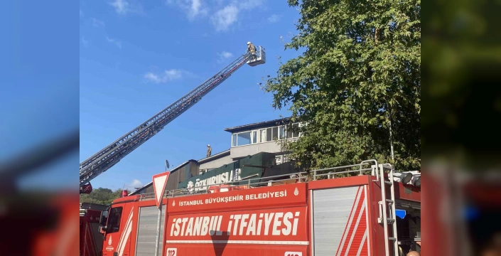 Beykoz'da yangın paniği: Çatı katında çıkan alevler itfaiye ekiplerinin müdahalesiyle söndürüldü