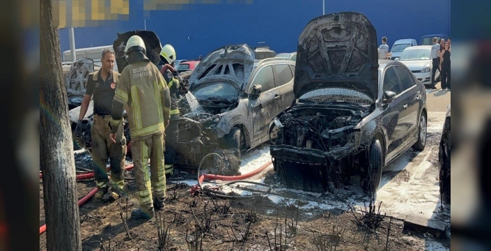 Bursa'da otopark yangını: 7 araç kullanılamaz hale geldi
