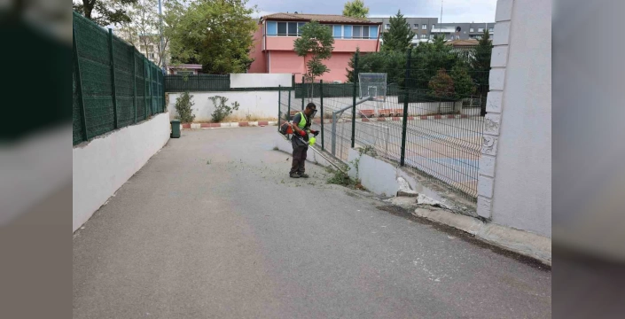 Çayırova Belediyesi: Okul bahçeleri temizleniyor