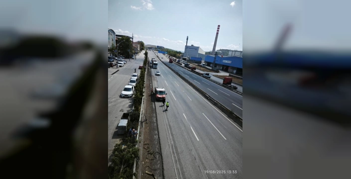 D-100 kara yolu Kocaeli'nde tırdan dökülen demir profiller nedeniyle trafiğe kapandı