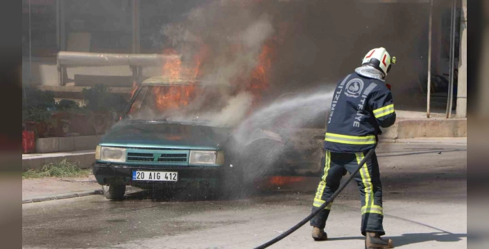 Denizli'de park halindeki araç alev aldı