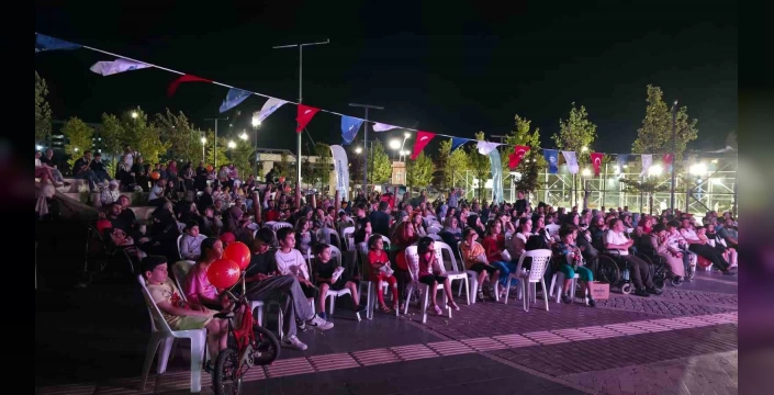 Derince'de kitapseverler 'Sev Kardeşim' filmini izledi