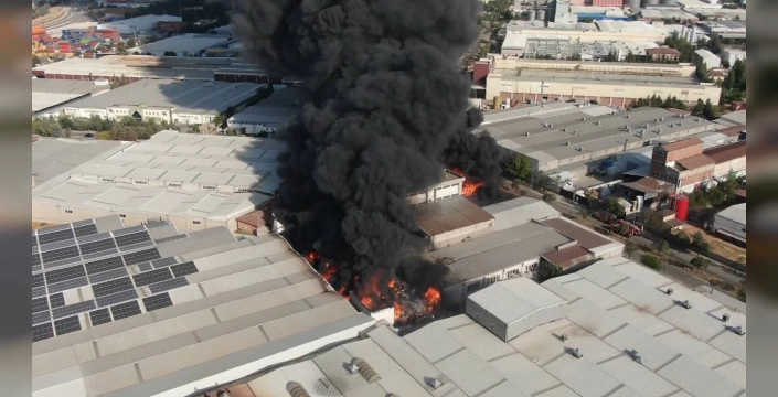 Gaziantep'te geri dönüşüm fabrikasında yangın: Dron ile havadan görüntülendi