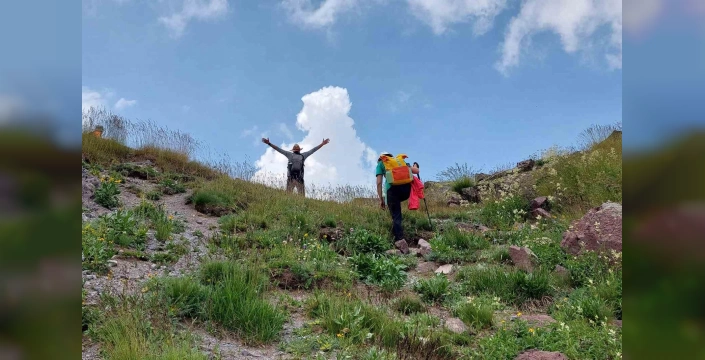 Gümüşhane'de 28 sporcu Abdalmusa Zirvesi'ne tırmandı: 'Doğayı sev, ormanları koru'