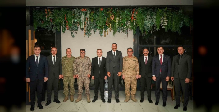 Hakkâri'de veda yemeği: Orhan ve Çarıkcıoğlu yeni görevlerine uğurlandı