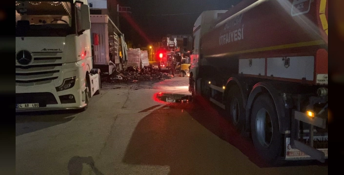 İnegöl'de park halindeki kömür yüklü tırda yangın