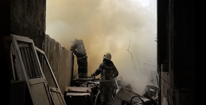 İnegöl'de yıkılacak apartmanın bahçesinde yangın