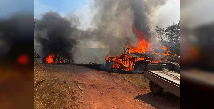 Kastamonu'da samanlık yangını: 5 samanlık kullanılmaz hale geldi
