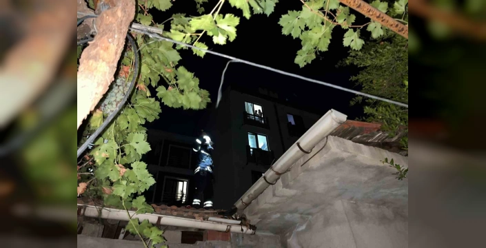 Muğla'da ev çatısında yangın: Hızlı müdahaleyle büyümeden söndürüldü