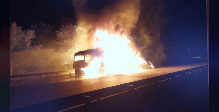 Samsun'da tiner yüklü tır alev alev yandı