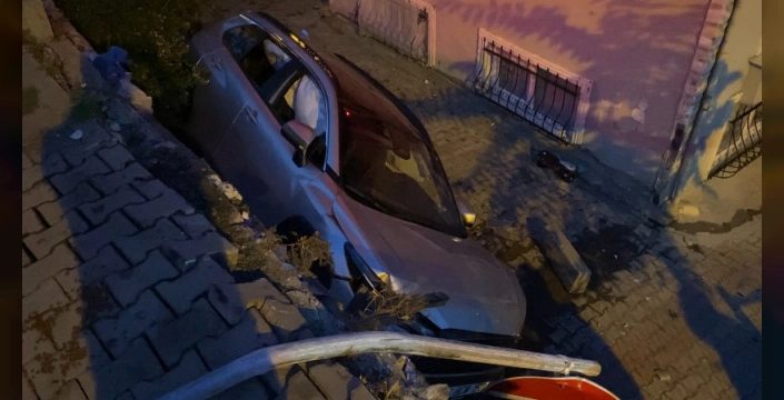 Sancaktepe'de korkutan kaza: Apartman bahçesine otomobil düştü