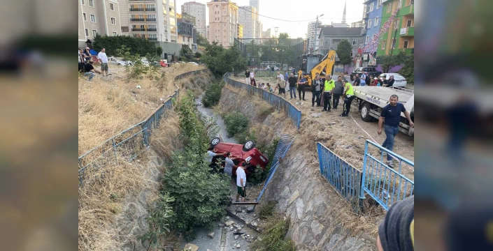 Ümraniye'de korkunç kaza: Dereye düşen araçta sıkışan sürücü kurtarıldı