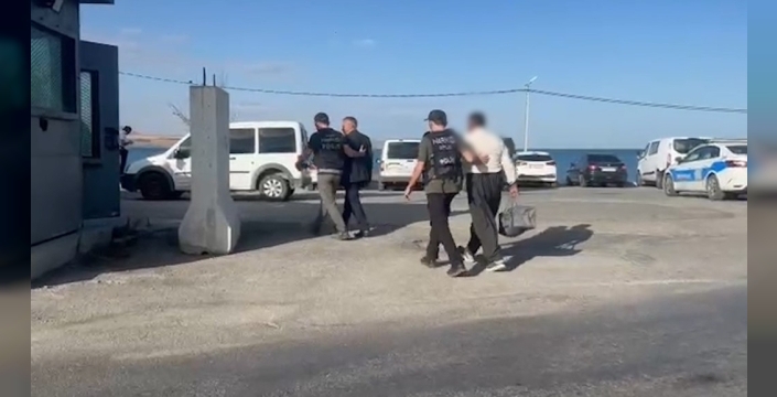 Bitlis'te yolcu otobüsünde yakalanan 2 şüphelinin midesinden 1 kilo metamfetamin çıktı