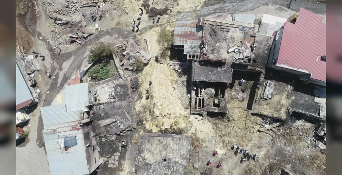 Erzurum'da 10 ev ve 17 ahır kül oldu: 16 büyükbaş telef