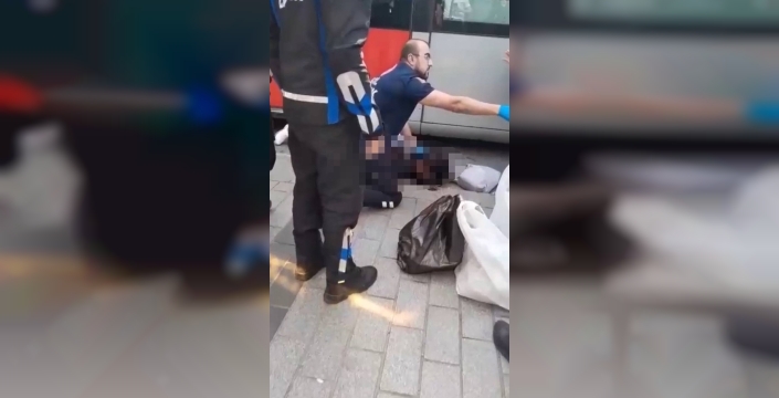 Fatih'te tramvayın çarptığı yaya hastanelik oldu; görüntüler ortaya çıktı