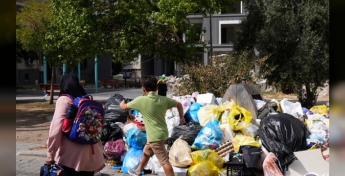 Karşıyaka'da çöp krizi: İşçiler eylemi bitirdi, çöpler hâlâ duruyor