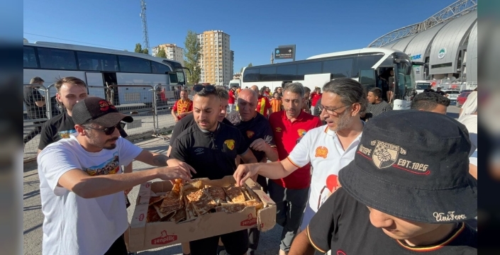 Kayserispor taraftarı, Göztepe taraftarına yemek ve tatlı ikram etti
