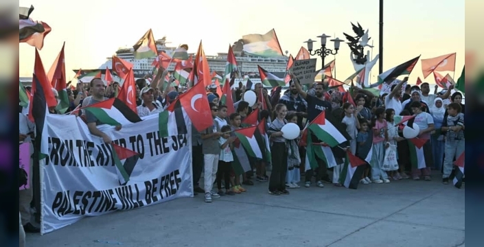 Kuşadası’nda Sumud Filosu’na destek