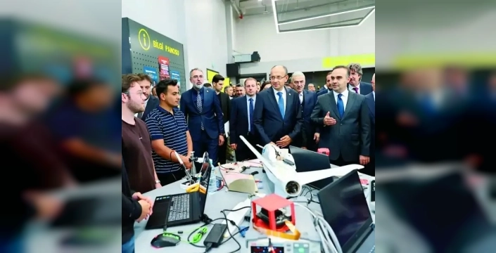 Bursa'da açılan teknoloji atölyesi, gençlere yazılım, yapay zekâ ve robotik eğitim verecek
