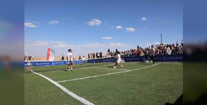 Diyarbakır, tarihi dokusuyla tenis turnuvası sunuyor