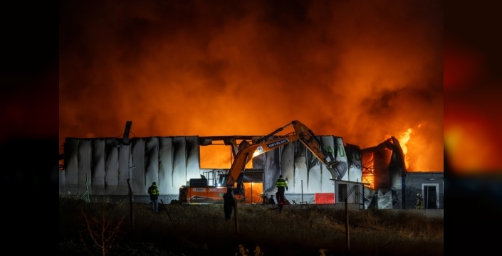 Elmadağ'daki geri dönüşüm fabrikası yangını kontrol altına alındı