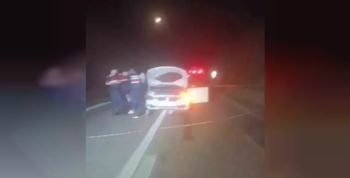 Park halindeki kamyona çarpan otomobilde 1 ölü, 1 yaralı