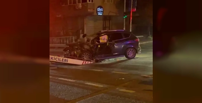 Bayrampaşa'da korkunç kaza: Otobüs ve otomobil kafa kafaya çarpıştı, 3 yaralı!