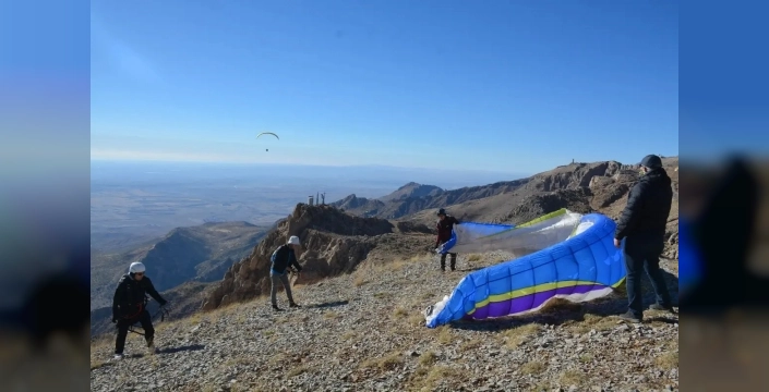 Cudi Dağı'nda coşku dolu yamaç paraşütü şöleni: Terörden arınan zirveden özgürlük uçuşu