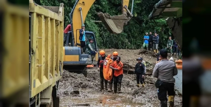 Endonezya'da sel ve toprak kaymalarında can kaybı 49'a ulaştı