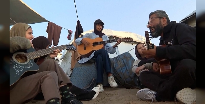 Gazze'deki çocuklar savaşın gürültüsünü müzikle bastırıyor: Umut sesleri yükseliyor!
