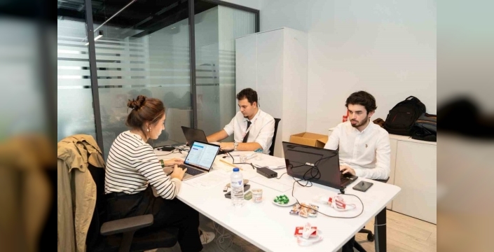 İzmir Ekonomi Üniversitesi öğrencileri, lojistik yarışmasında Türkiye birincisi oldu