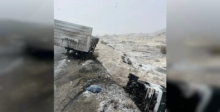 Kara teslim yolda korkunç kaza: TIR şarampole yuvarlandı, sürücü ağır yaralı!