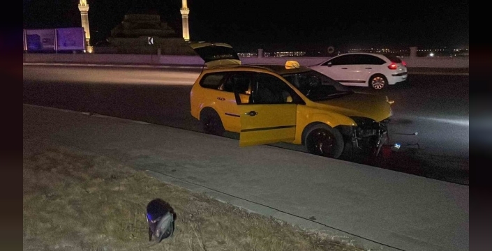 Karaman'da akıl almaz kaza: Ticari taksi aydınlatma direğine saplandı! sürücü şans eseri kurtuldu!