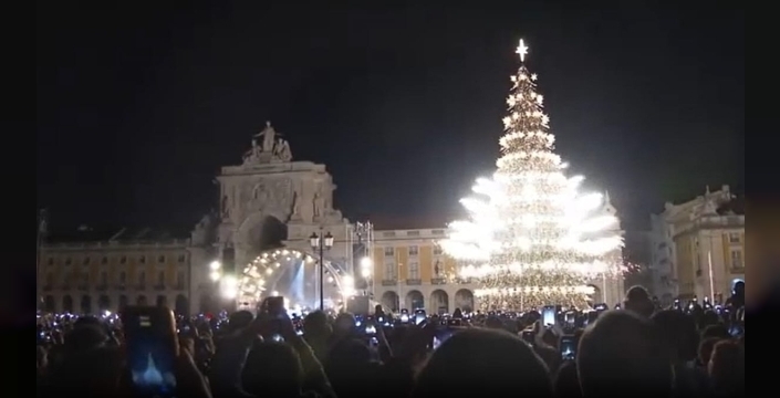 Lizbon ışıklandı: Dev noel ağacı ve havai fişek gösterisiyle tatil sezonu başladı!