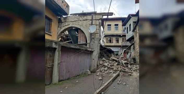 Mersin'de yangında hasar gören ev, sağanakla birlikte çöktü
