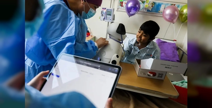 Peru'da yürekleri ısıtan devrim: Robot köpek Tommy hasta çocukların hayatına dokunuyor