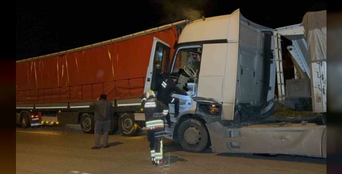 Samsun'da gece yarısı tır çarpışması: Yaralı sürücü hastaneye sevk edildi