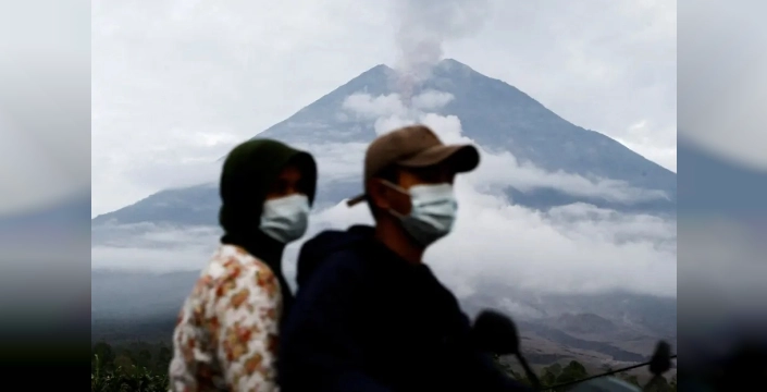 Semeru Yanardağı'ndan korkutan patlama: 178 dağcı kurtarıldı