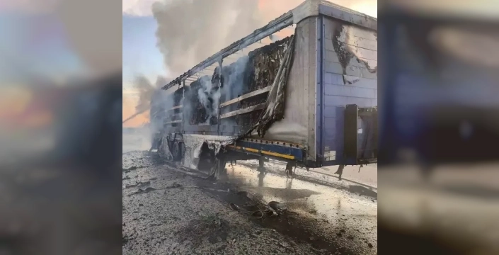 Seyir halindeki tır alev aldı! Sürücü nefesi tuttu...