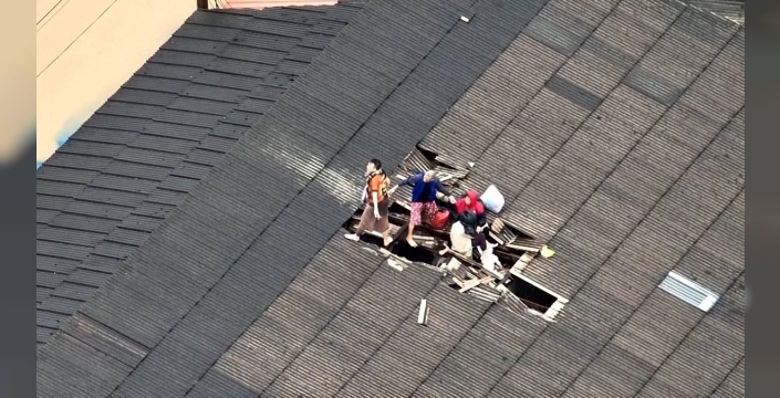 Thailand'da sel felaketi: Çatıdaki aile kurtarıldı