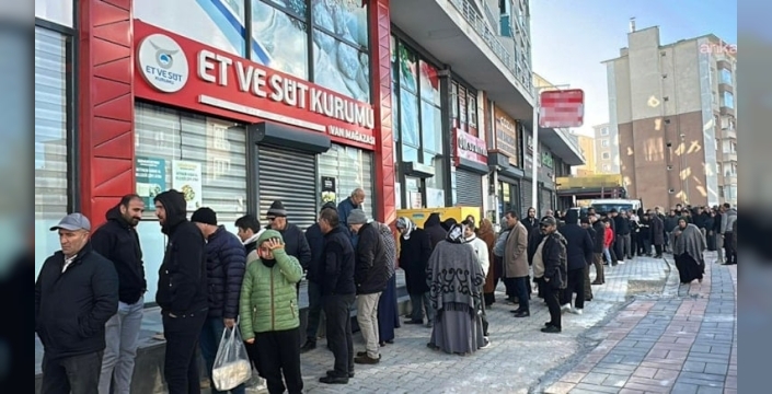 Van'da soğukta sabah namazı sonrası ucuz et kuyruğu: '200 lira fark için saatlerce bekliyoruz'
