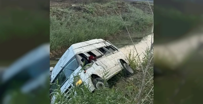 Adana'da yürekler ağza geldi: Tarım işçilerini taşıyan minibüs kanala uçtu, 18 yaralı!