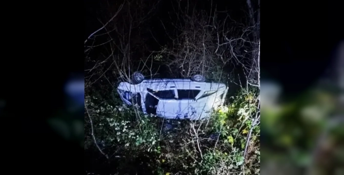 Artvin'de yürekler ağza geldi: Otomobil uçuruma yuvarlandı, yaralılar var!