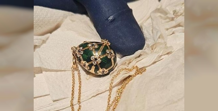 Binlerce dolarlık elmaslı kolye şoku: Kadın doğal yollarla çıkardığını iddia etti, tutuklandı!
